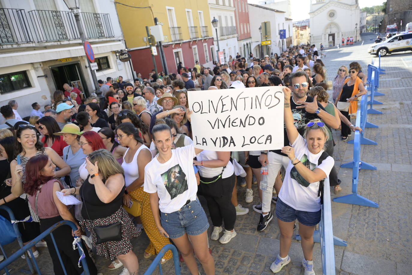 Fans de Ricky Martin hacen cola para el concierto del artista internacional