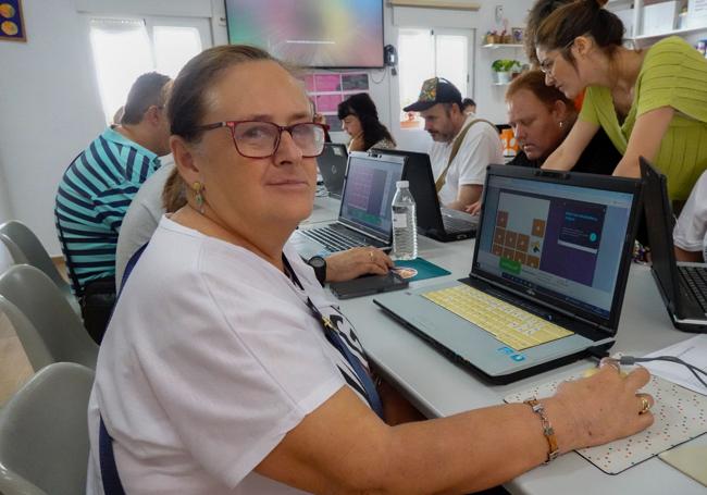 Una usuaria de Aemis, durante el taller de digitalización.