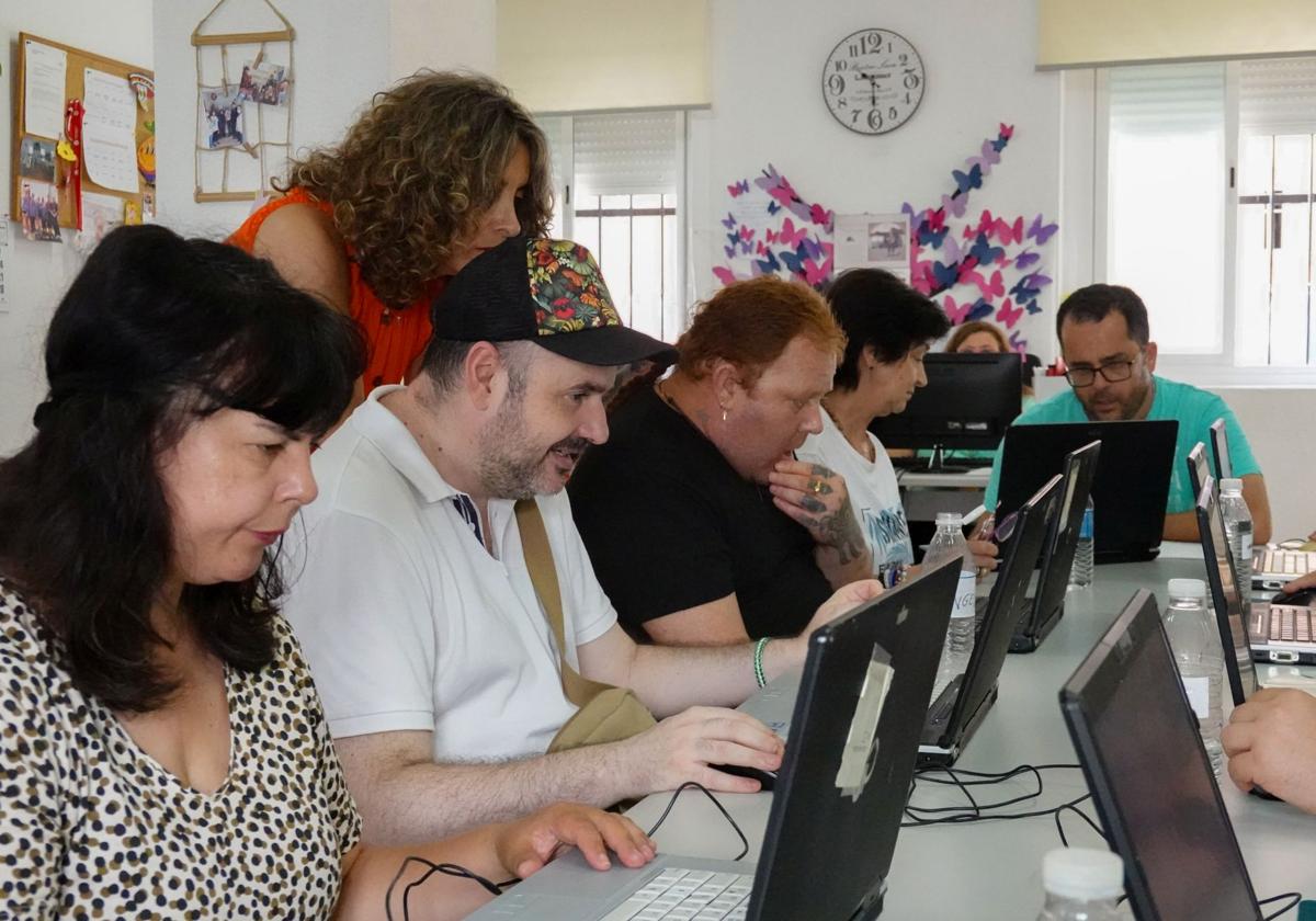 Un grupo de usuarios de la asociación Aemis trabaja en un taller de mejora de capacidades; en este caso, de aprendizaje digital.