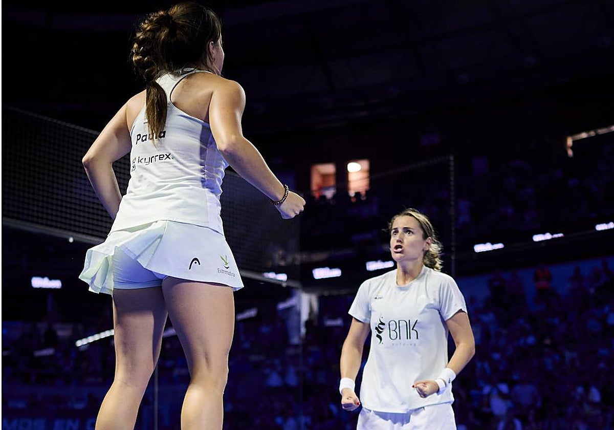 Paula Josemaría salta de alegría tras conseguir la victoria en semifinales junto a Ari Sánchez.