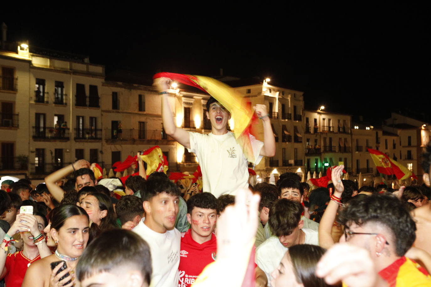 Celebración de la victoria de España en Cáceres