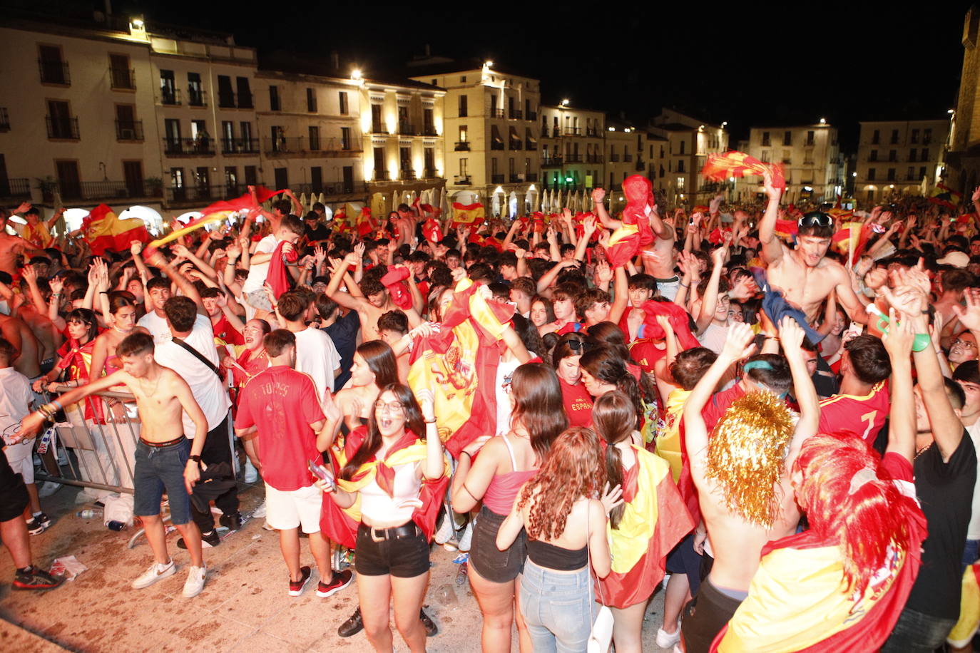 Celebración de la victoria de España en Cáceres