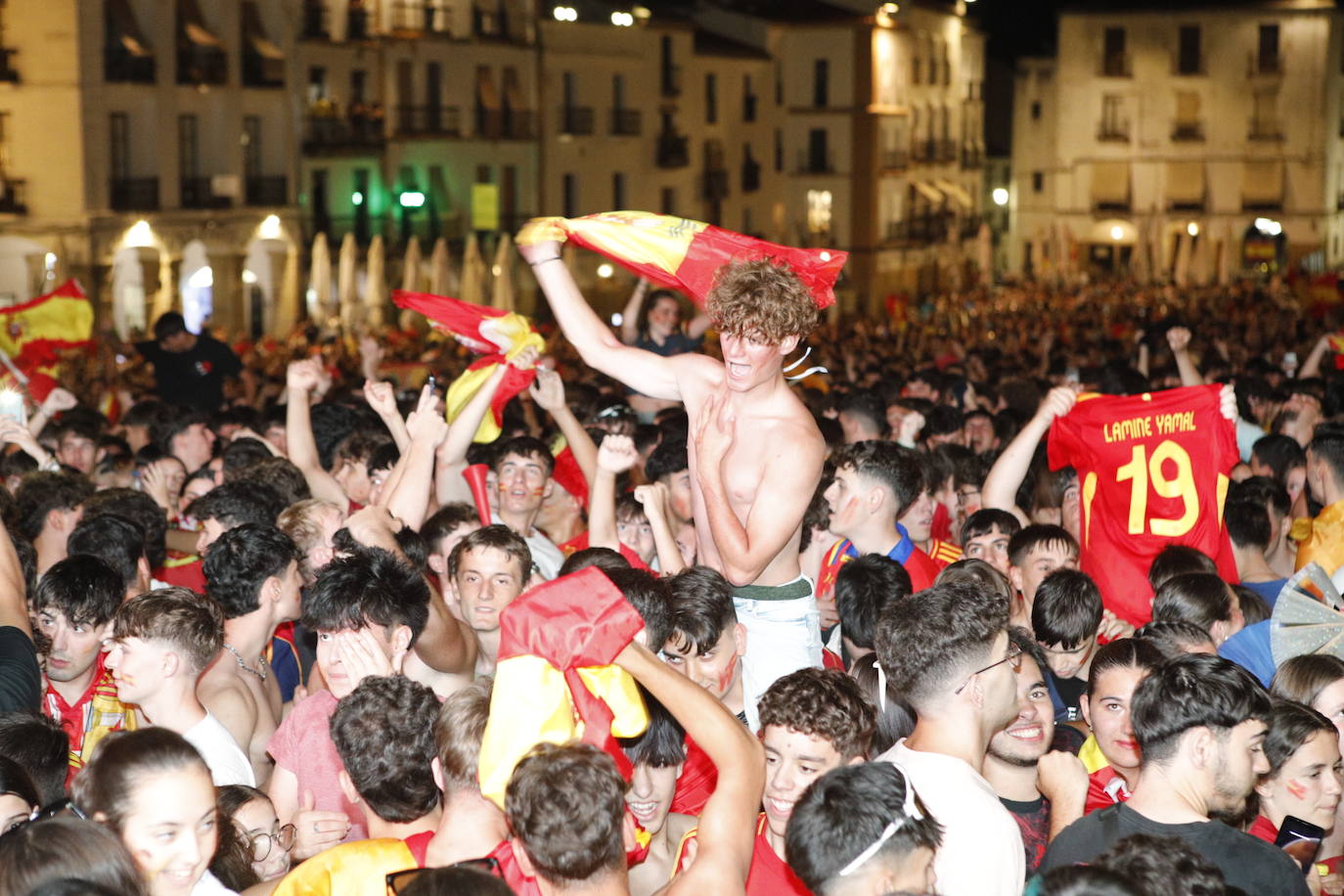 Celebración de la victoria de España en Cáceres