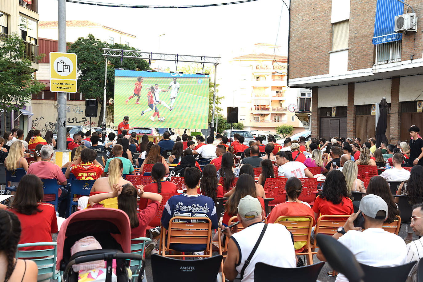 Público reunido en distintas zonas de Plasencia para disfrutar de la final de la Eurocopa