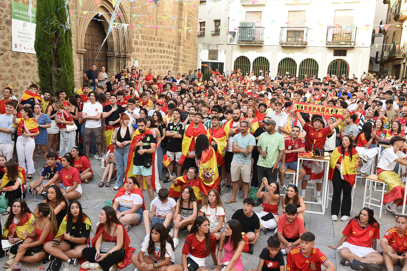 Público reunido en distintas zonas de Plasencia para disfrutar de la final de la Eurocopa