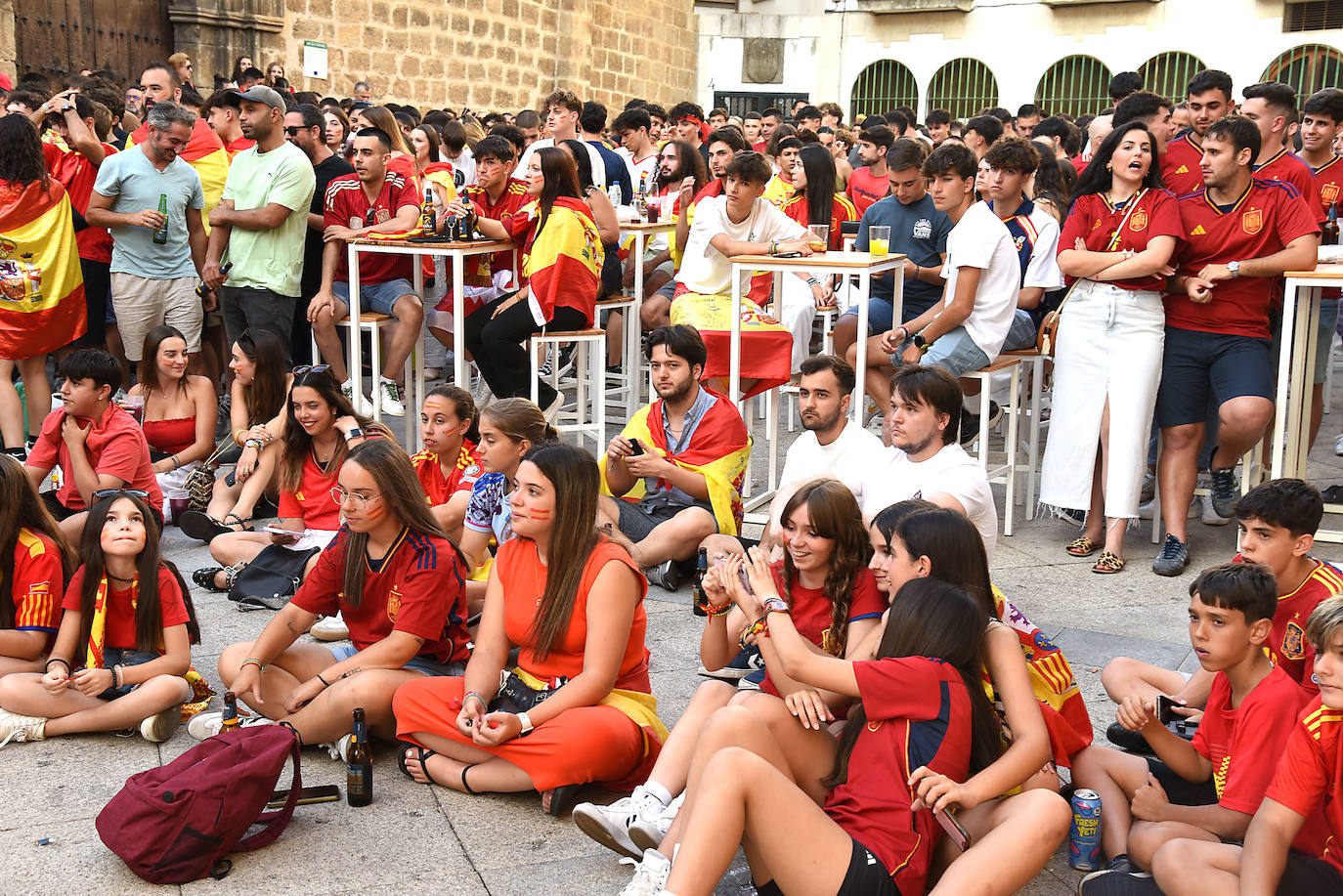 Público reunido en distintas zonas de Plasencia para disfrutar de la final de la Eurocopa