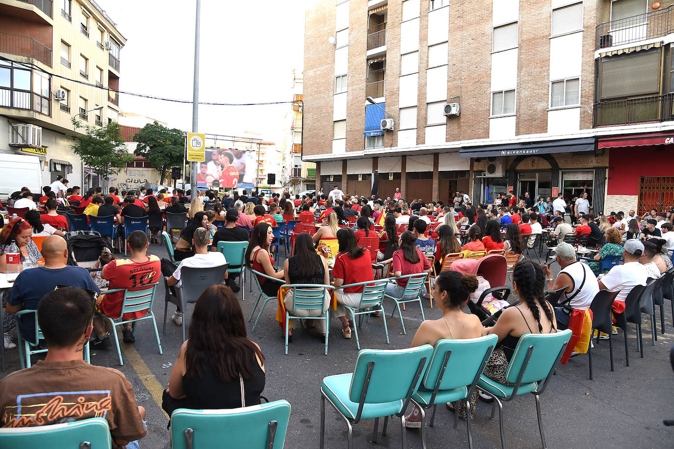 Público reunido en distintas zonas de Plasencia para disfrutar de la final de la Eurocopa