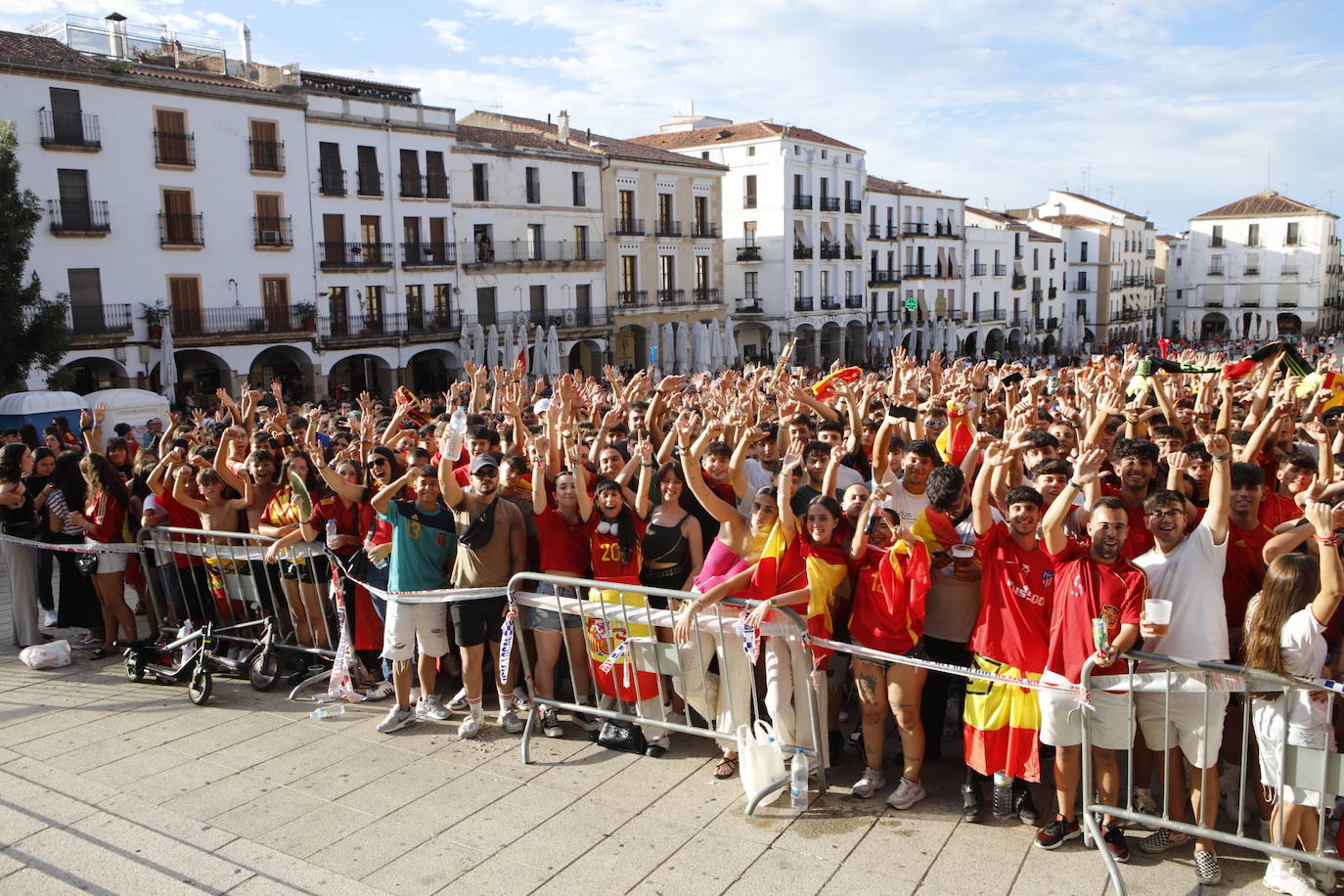 Ambiente en la Plaza Mayor de Cáceres