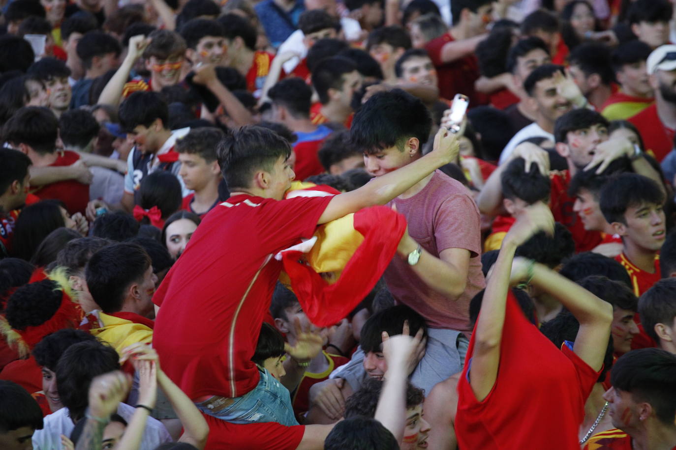 Búscate en las imágenes: los extremeños celebran la victoria de La Roja en la Eurocopa