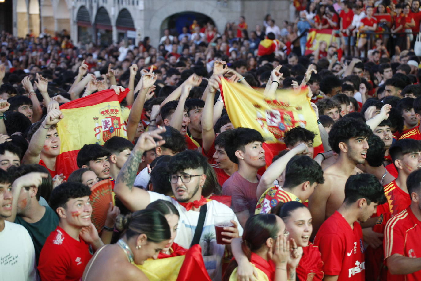 Búscate en las imágenes: los extremeños celebran la victoria de La Roja en la Eurocopa