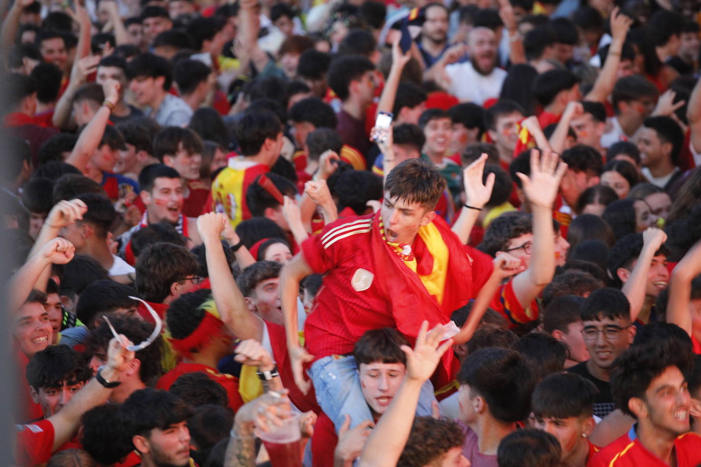 Celebración de la victoria de España en Cáceres