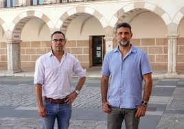 Carlos Salgado y Javier Rosa, en la puerta de la UNED en la Plaza Alta.