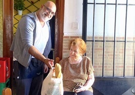 Paco Mora, en el bar tienda de Benquerencia.