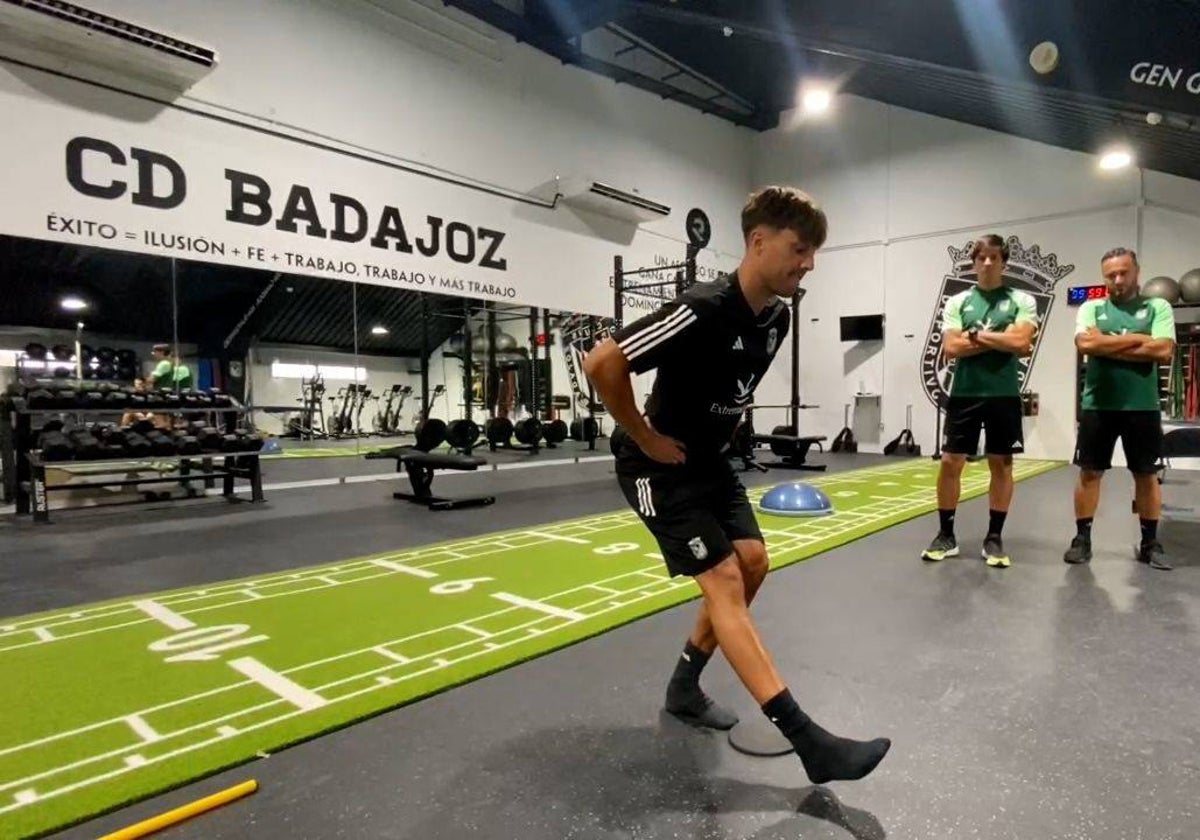 Adán Gurdiel psa una de las pruebas en el gimnasio.