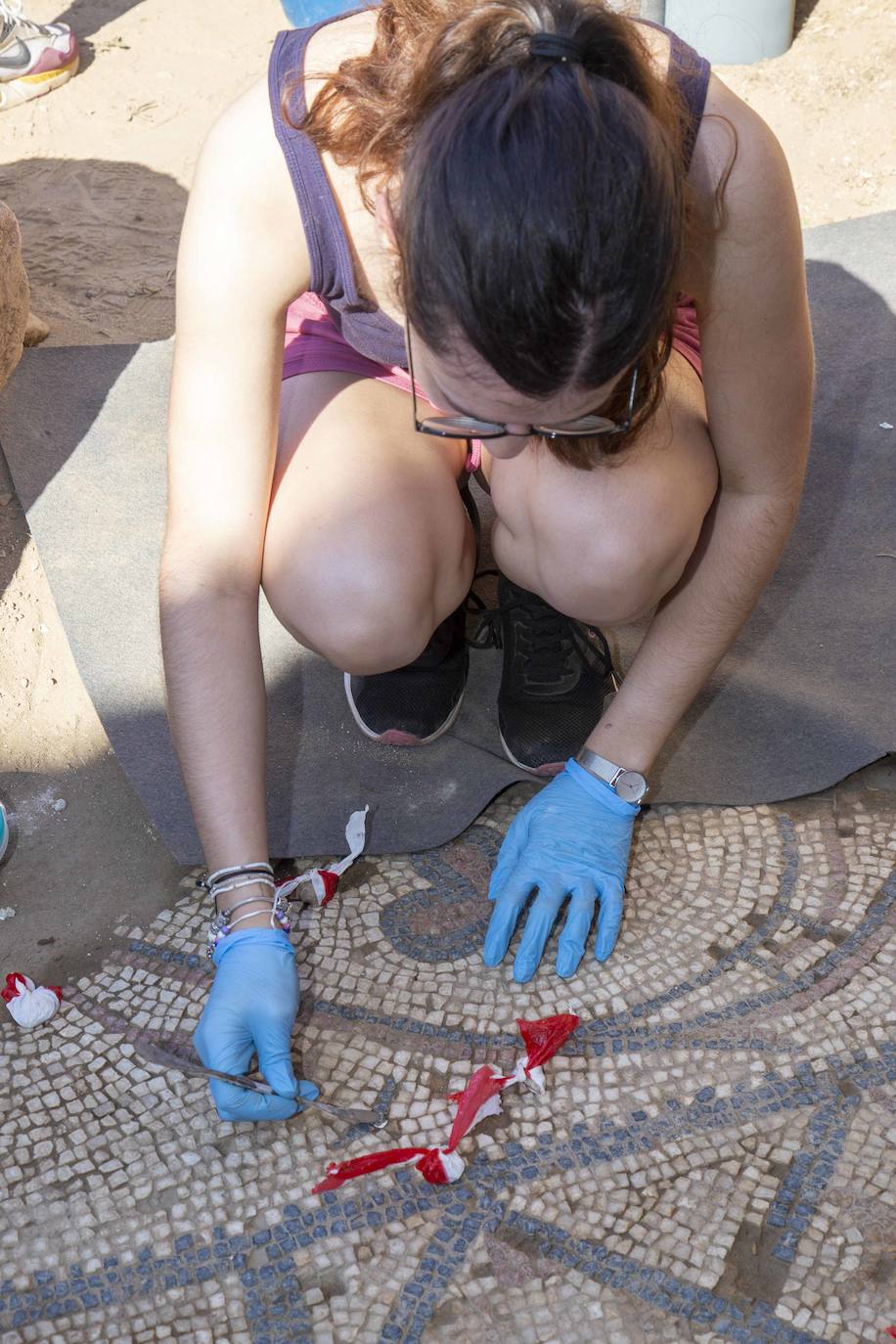 Imágenes de los estudiantes con los mosaicos de la Huerta de Otero