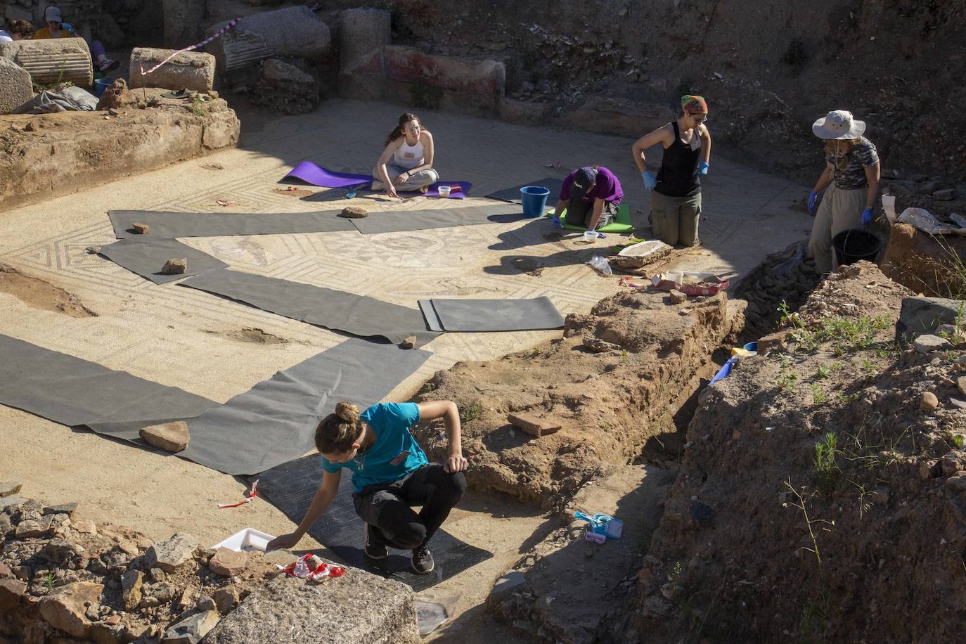 Imágenes de los estudiantes con los mosaicos de la Huerta de Otero