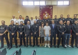 Foto de familia en la jefatura de la Policía Local, este lunes, con todos los homenajeados.