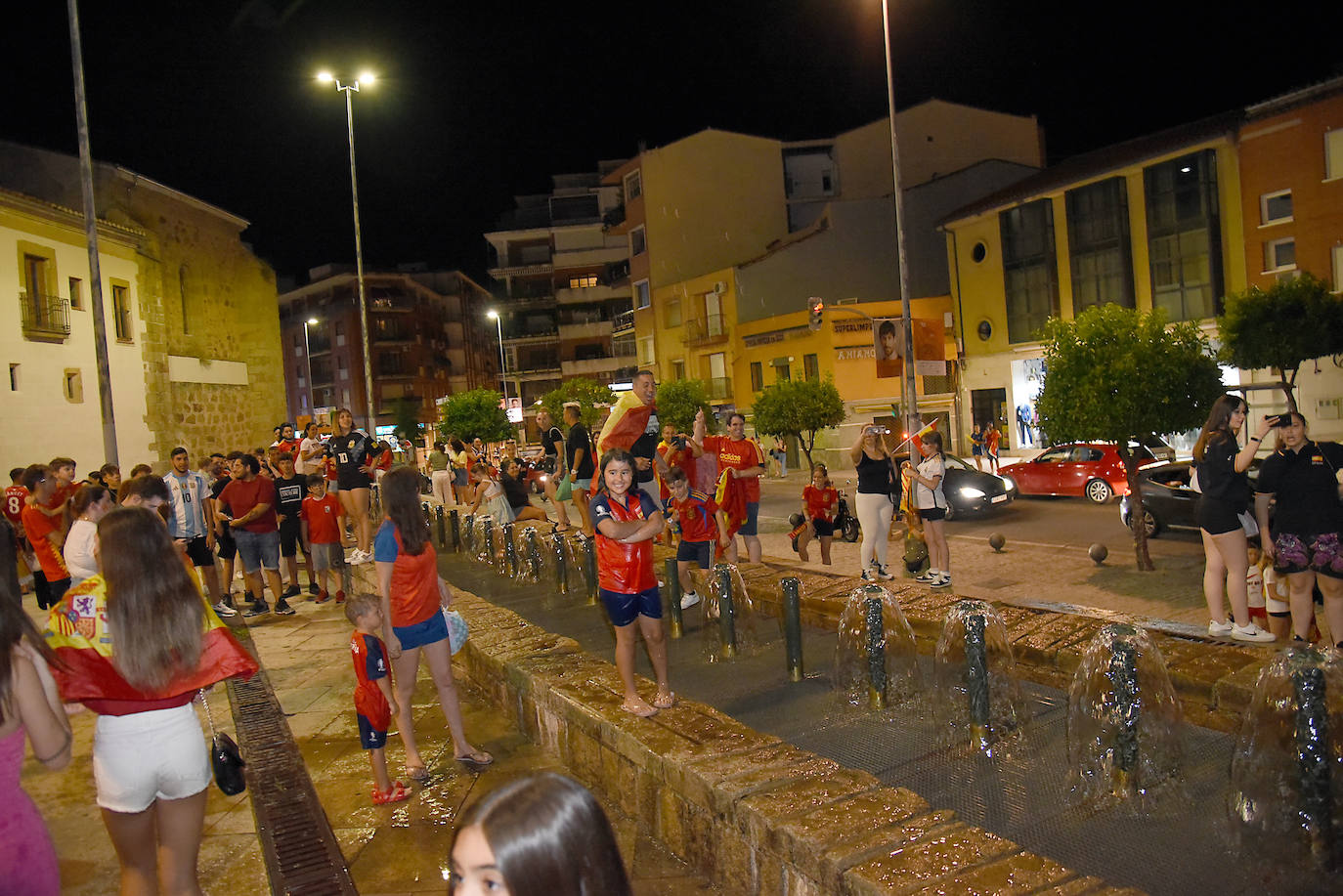 Euforia en Plasencia por la victoria de La Roja