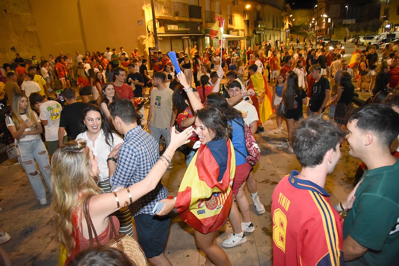 Euforia en Plasencia por la victoria de La Roja