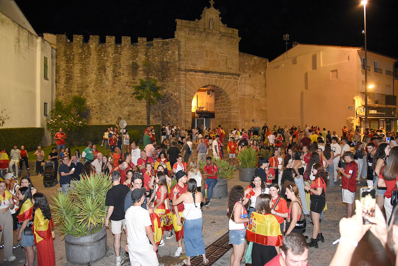 Euforia en Plasencia por la victoria de La Roja