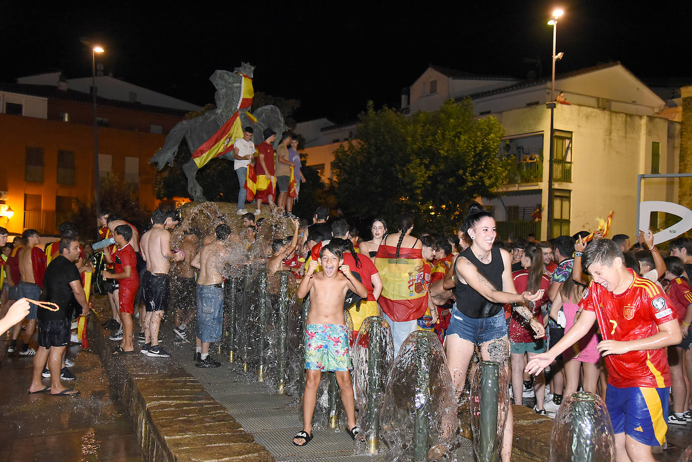 Euforia en Plasencia por la victoria de La Roja