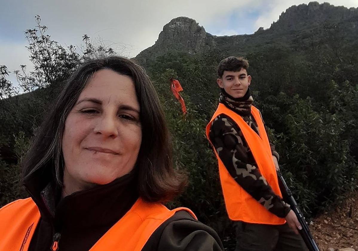 Isabel y José Miguel, madre e hijo, ahora comparten la afición por la caza