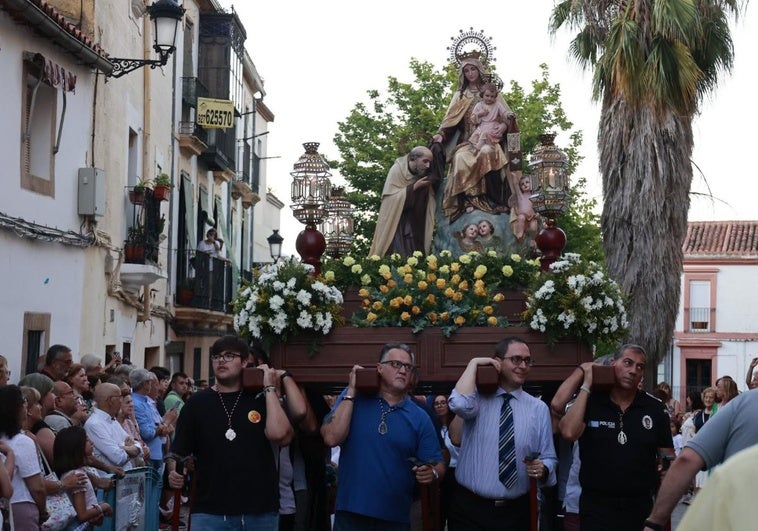 Imagen de la Virgen del Carmen, ayer a su salida de Santiago.