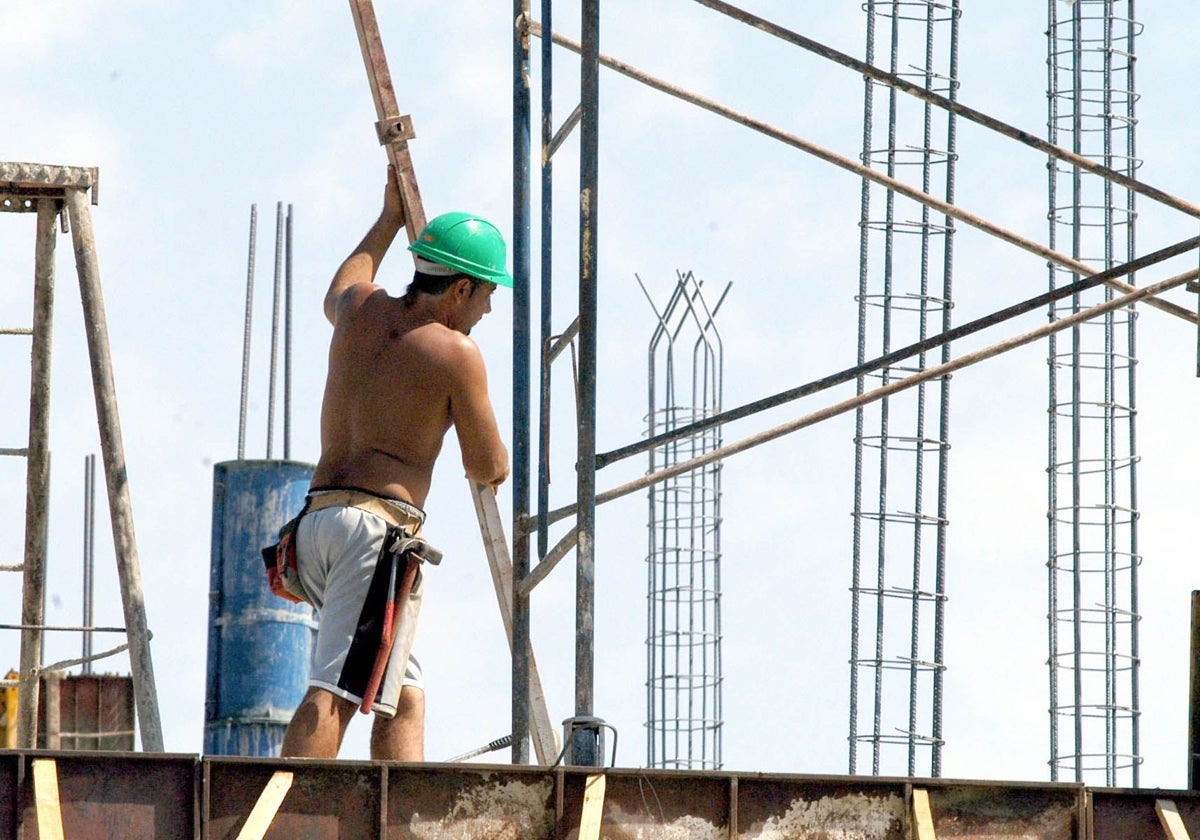 Un trabajador de la construcción durante su jornada laboral en la ciudad de Badajoz.