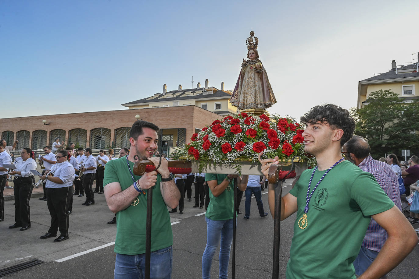 La Virgen del Carmen navegó ayer por el Guadiana y además estrenó procesión. Salió de su nueva sede en la parroquia San Juan de Dios, en la urbanización Jardines del Guadiana.