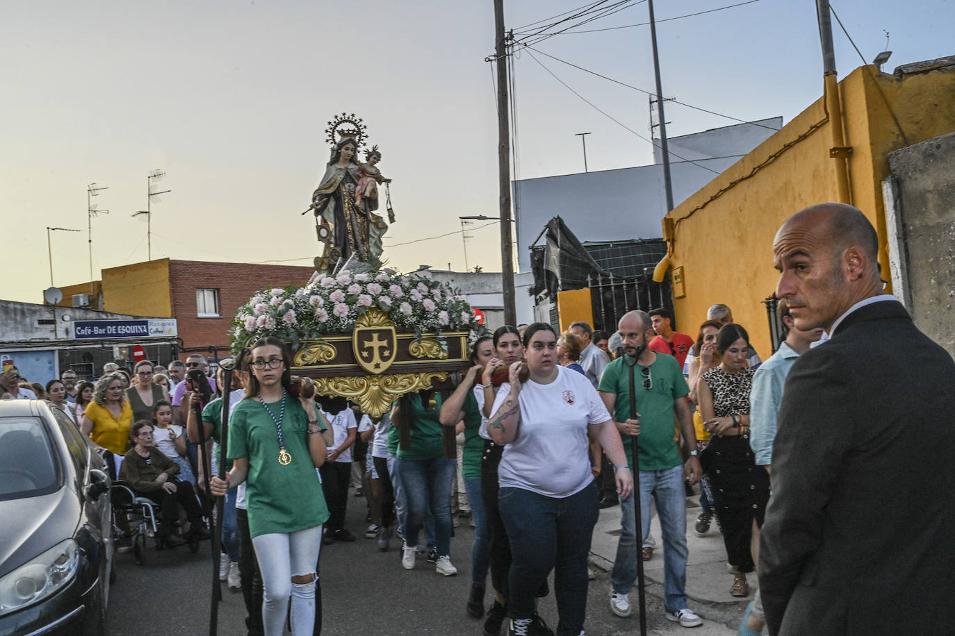 La Virgen del Carmen navegó ayer por el Guadiana y además estrenó procesión. Salió de su nueva sede en la parroquia San Juan de Dios, en la urbanización Jardines del Guadiana.