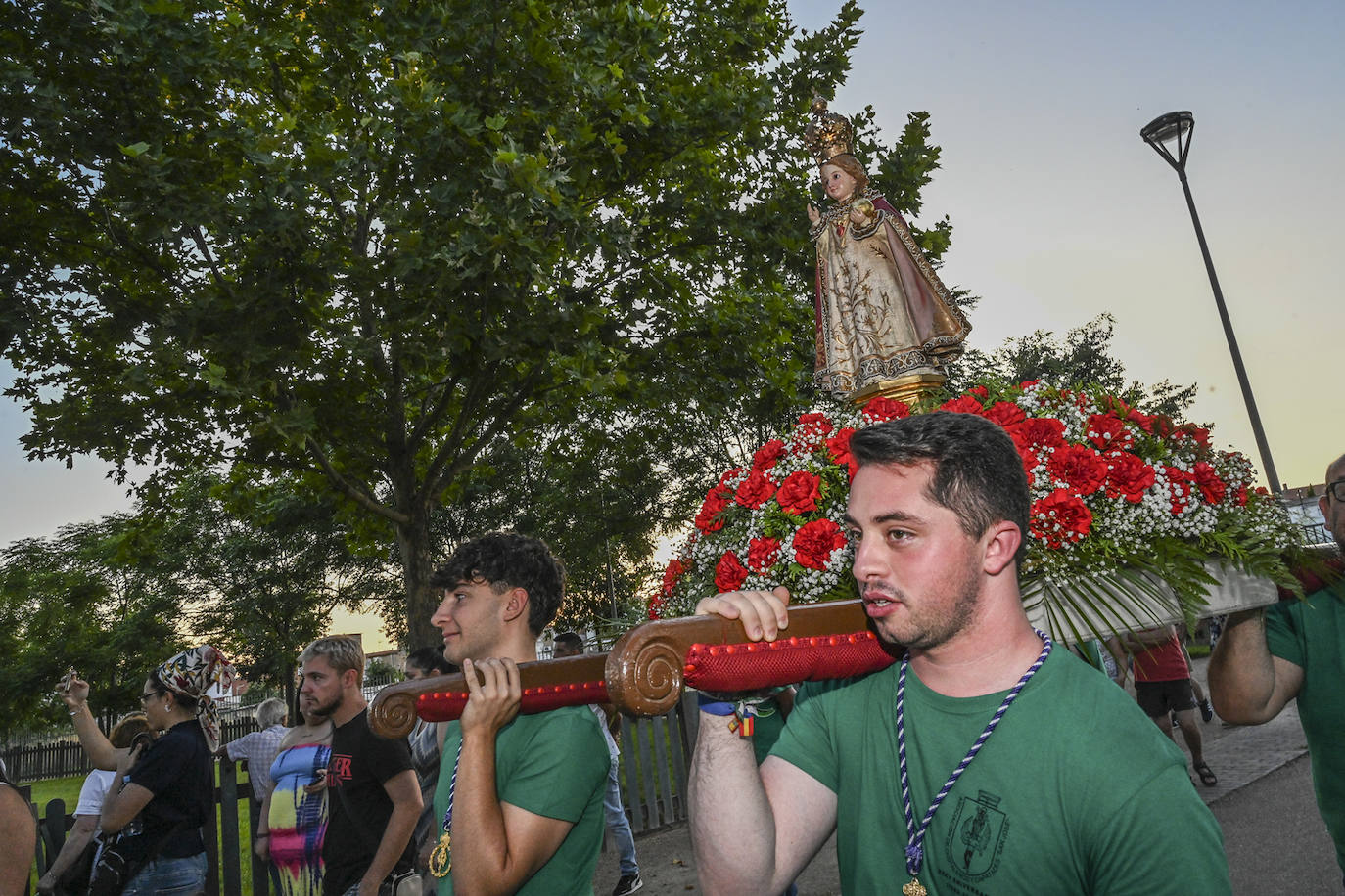 La Virgen del Carmen navegó ayer por el Guadiana y además estrenó procesión. Salió de su nueva sede en la parroquia San Juan de Dios, en la urbanización Jardines del Guadiana.