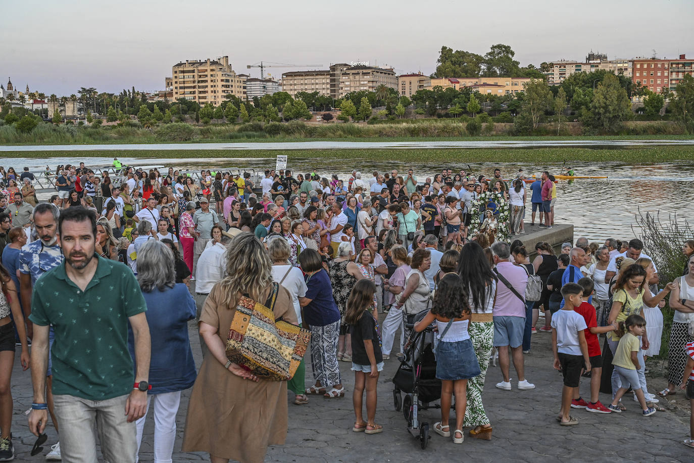 La Virgen del Carmen navegó ayer por el Guadiana y además estrenó procesión. Salió de su nueva sede en la parroquia San Juan de Dios, en la urbanización Jardines del Guadiana.