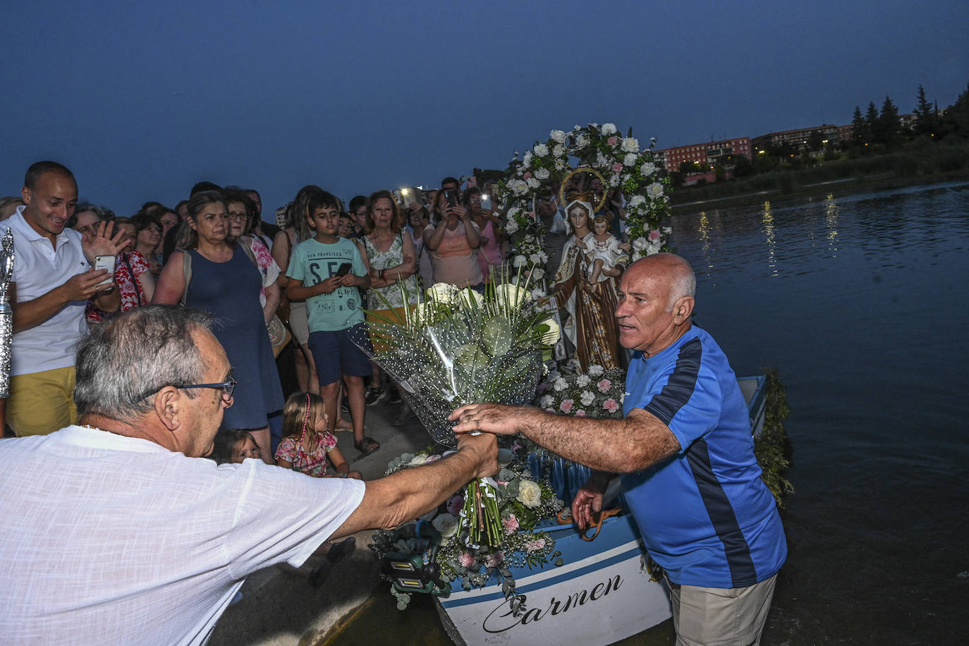 La Virgen del Carmen navegó ayer por el Guadiana y además estrenó procesión. Salió de su nueva sede en la parroquia San Juan de Dios, en la urbanización Jardines del Guadiana.