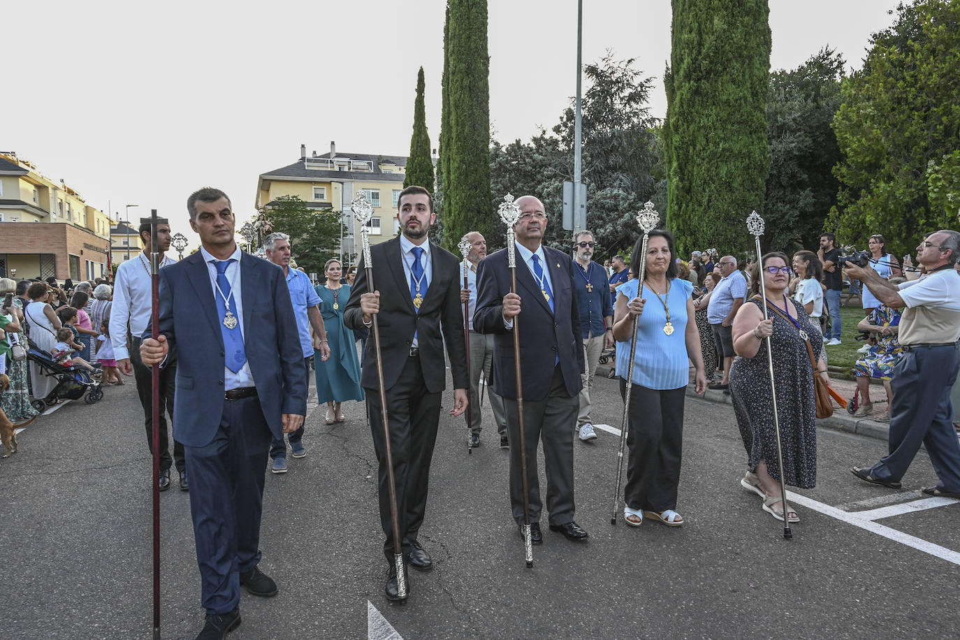 La Virgen del Carmen navegó ayer por el Guadiana y además estrenó procesión. Salió de su nueva sede en la parroquia San Juan de Dios, en la urbanización Jardines del Guadiana.