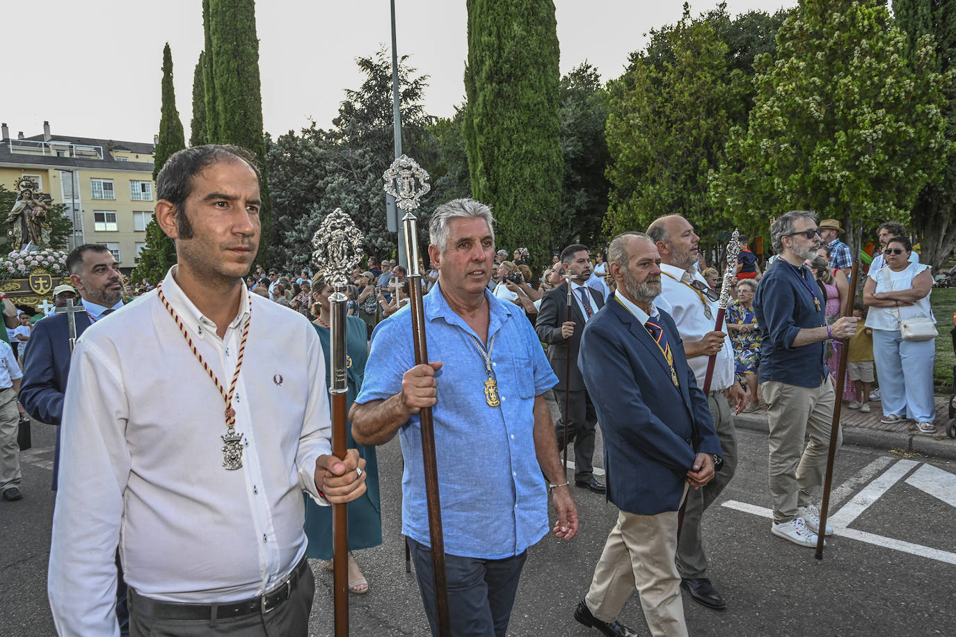 La Virgen del Carmen navegó ayer por el Guadiana y además estrenó procesión. Salió de su nueva sede en la parroquia San Juan de Dios, en la urbanización Jardines del Guadiana.