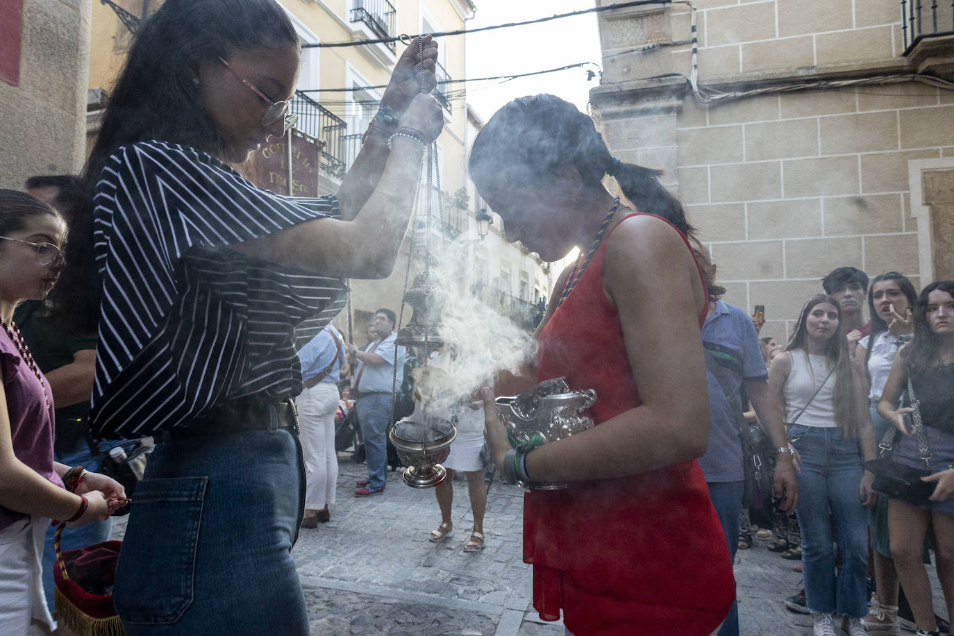 La imagen de la Virgen del Carmen volvió a recorrer ayer, martes, las calles del centro de la capital cacereña después de varios años de interrupción