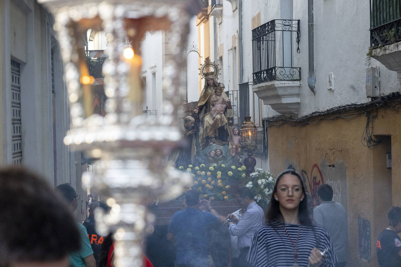 La imagen de la Virgen del Carmen volvió a recorrer ayer, martes, las calles del centro de la capital cacereña después de varios años de interrupción