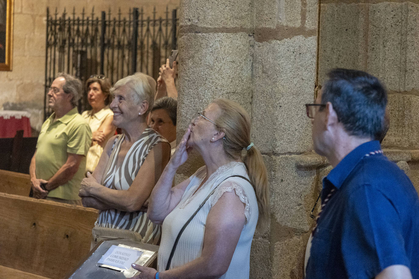 La imagen de la Virgen del Carmen volvió a recorrer ayer, martes, las calles del centro de la capital cacereña después de varios años de interrupción