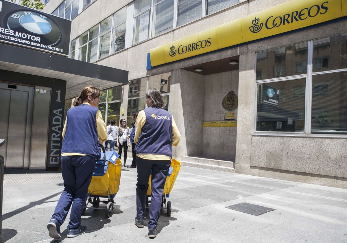 Trabajadoras de Correos acceden a las oficinas en Cáceres.