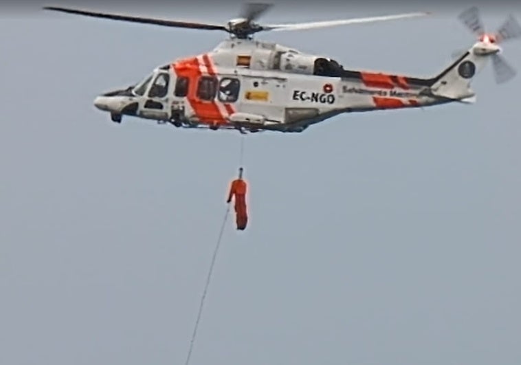 El helicóptero se ha situado a unos cien metros de la plaza de La Antilla.