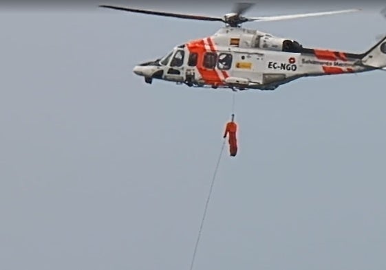 El helicóptero se ha situado a unos cien metros de la plaza de La Antilla.