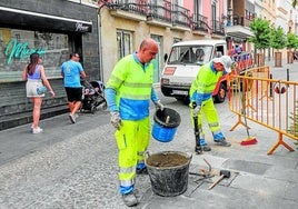 Los operarios instalando los bolardos en San Andrés.