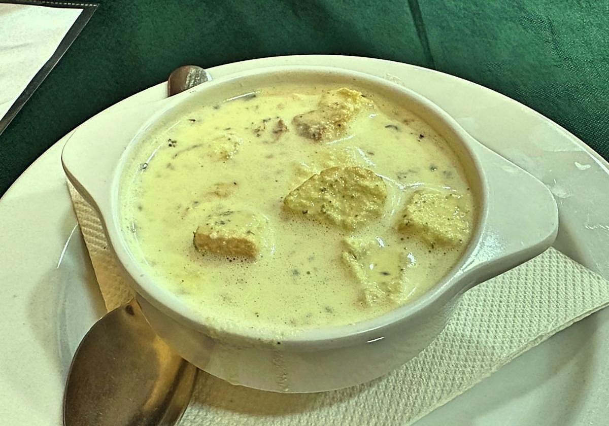 Rico y típico gazpacho extremeño de poleo del restaurante Izarra de Coria.