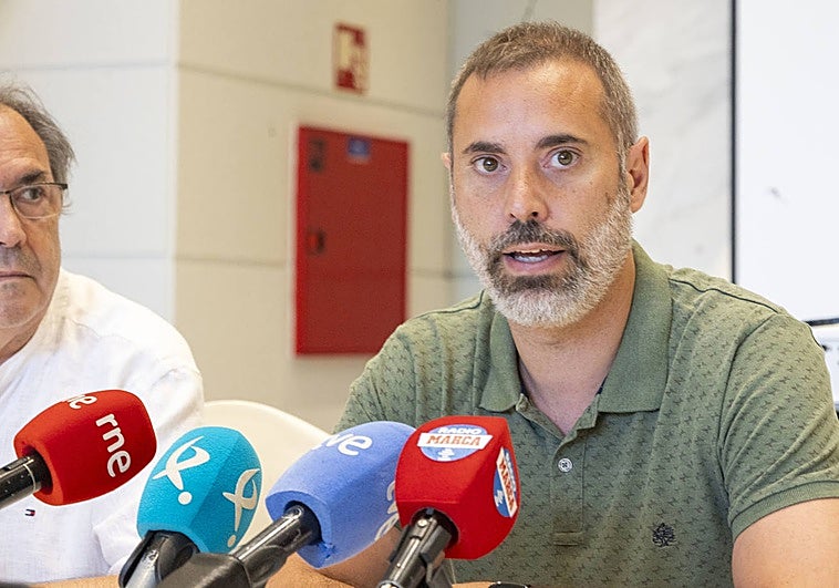 Adriá Alonso durante su presentación como técnico del Cáceres.