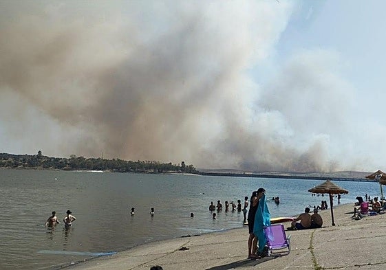 Columnas de humo vistas desde la playa de Orellana.