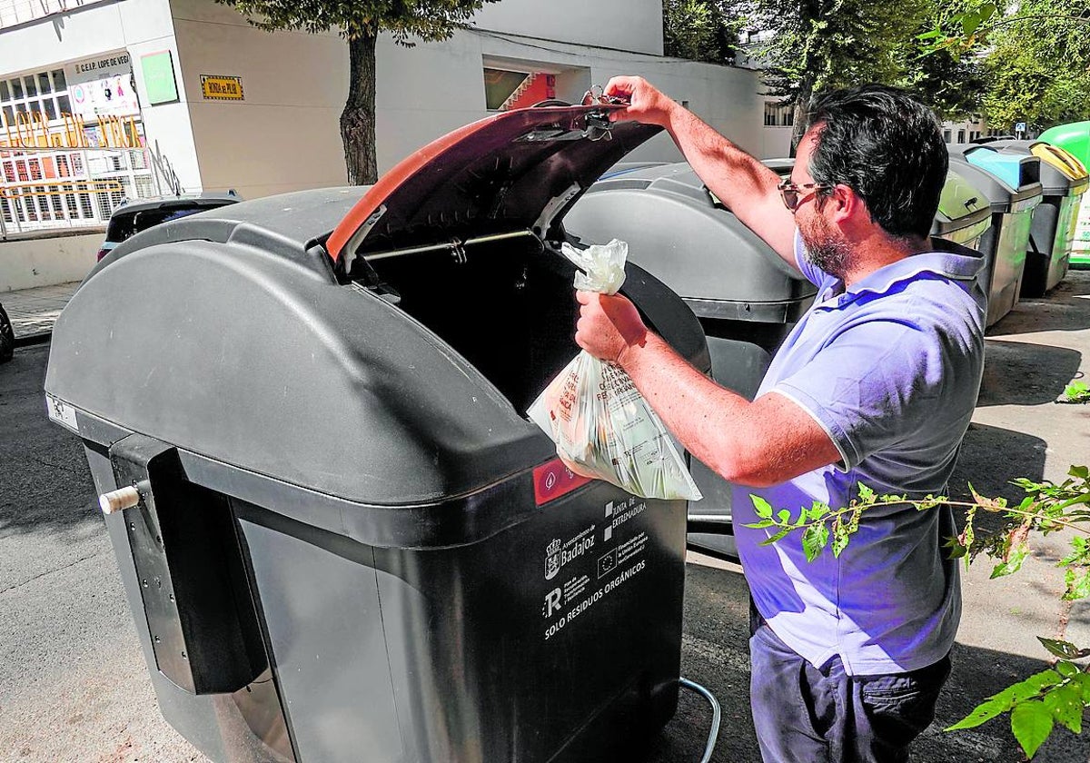 Un usuario utilizando el contenedor marrón en Ronda del Pilar.