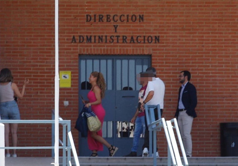 Priscila Lara Guevara a su salida esta mañana de la prisión de Cáceres, donde cumple condena.