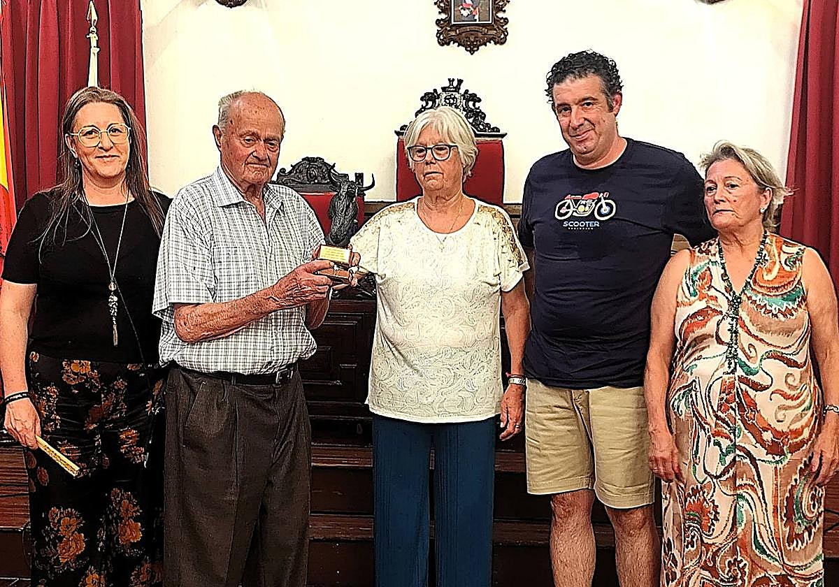 Mienbros de la Directiva de la ACT entregan un obsequio al socio de mayor edad