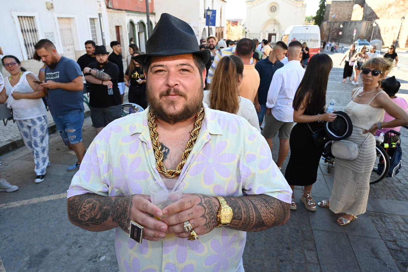 El ambiente previo al concierto de El Barrio en la Alcazaba de Badajoz, en imágenes