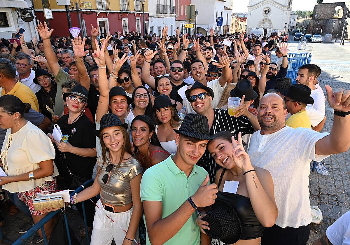 El ambiente previo al concierto de El Barrio en la Alcazaba de Badajoz, en imágenes